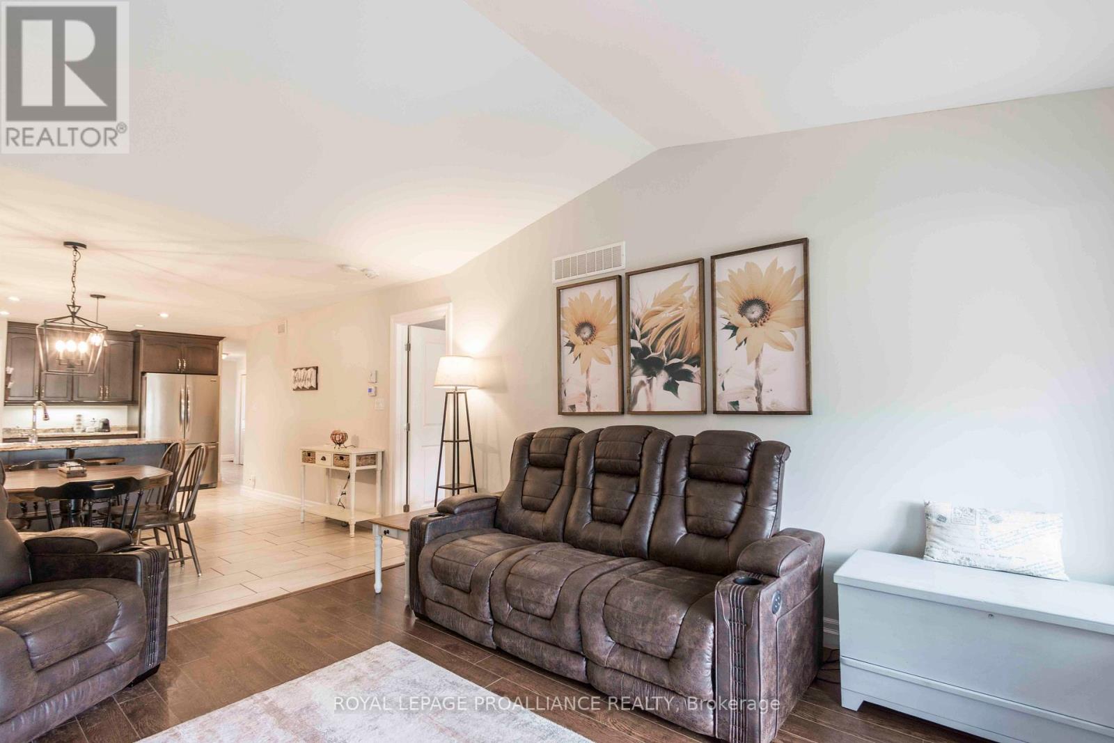 61 Aspen Drive, Quinte West, Ontario  K8V 0E2 - Photo 13 - X12330385