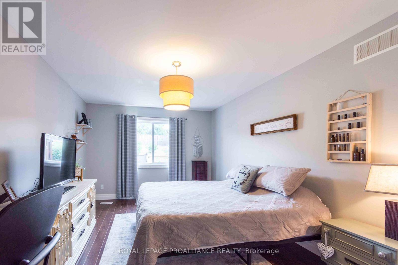 61 Aspen Drive, Quinte West, Ontario  K8V 0E2 - Photo 14 - X12330385