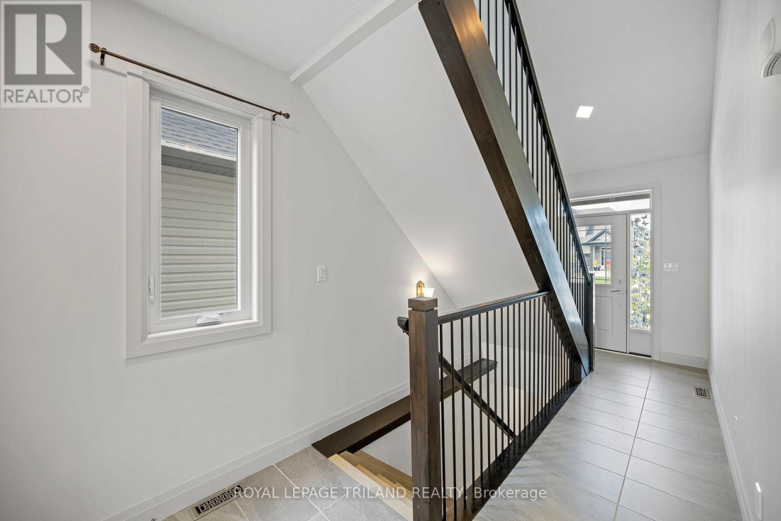54 Compass Trail W, Central Elgin, Ontario  N5L 0B4 - Photo 5 - X12330176