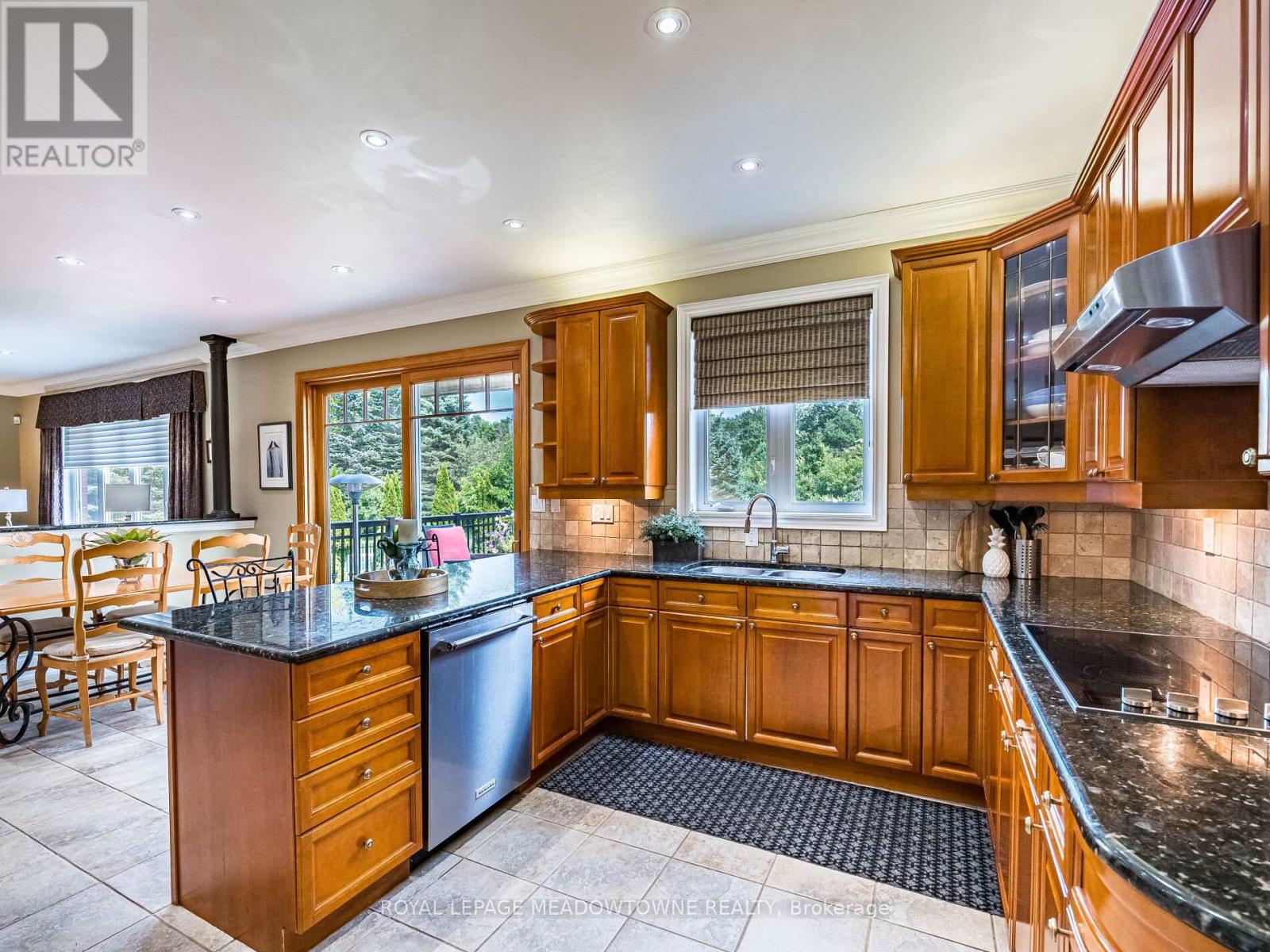 8 Deer Run Crescent, Halton Hills, Ontario  L7J 2L7 - Photo 11 - W12330234