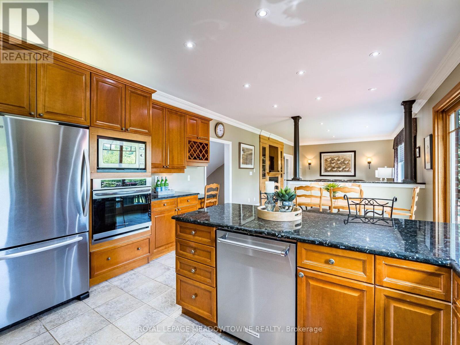 8 Deer Run Crescent, Halton Hills, Ontario  L7J 2L7 - Photo 12 - W12330234