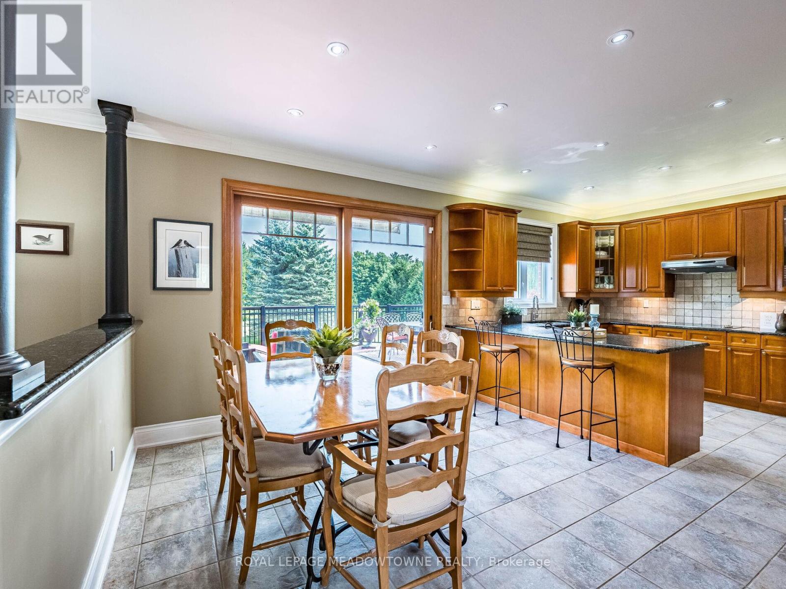8 Deer Run Crescent, Halton Hills, Ontario  L7J 2L7 - Photo 14 - W12330234