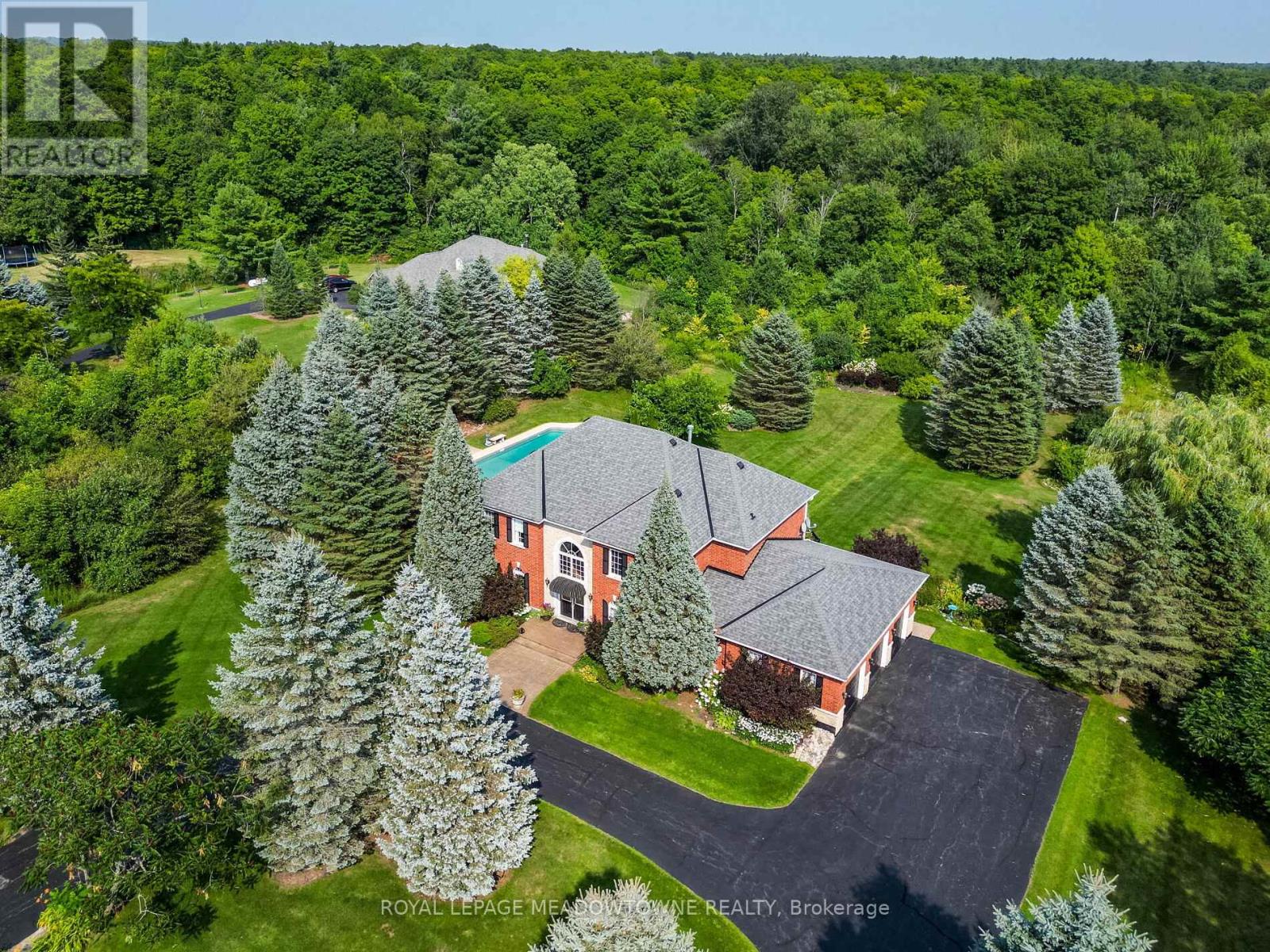 8 Deer Run Crescent, Halton Hills, Ontario  L7J 2L7 - Photo 3 - W12330234