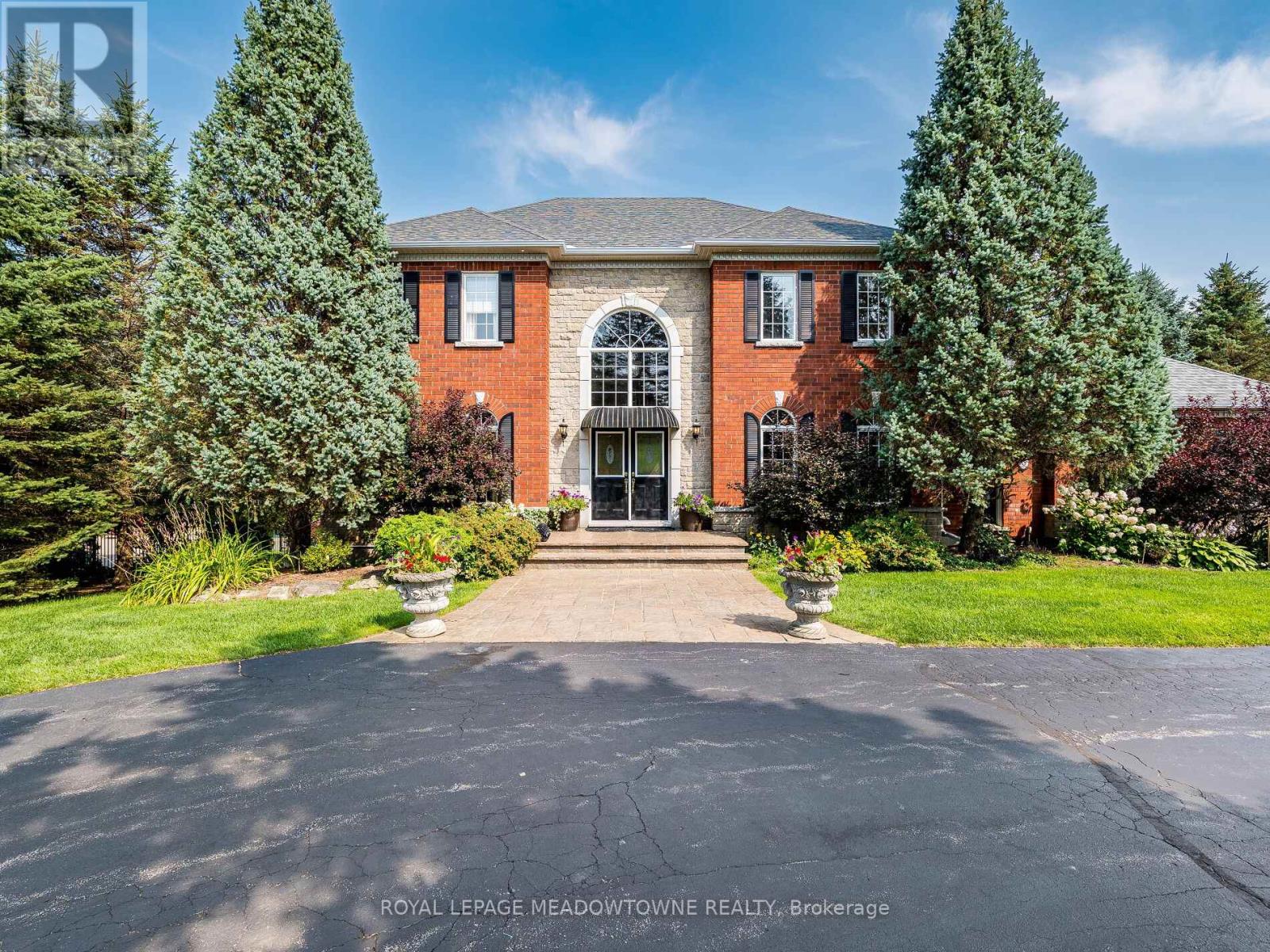 8 Deer Run Crescent, Halton Hills, Ontario  L7J 2L7 - Photo 4 - W12330234