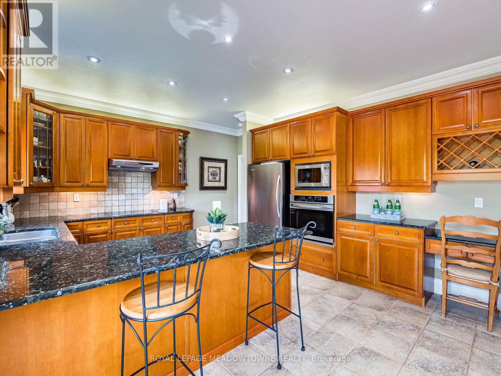 8 Deer Run Crescent, Halton Hills, Ontario  L7J 2L7 - Photo 9 - W12330234
