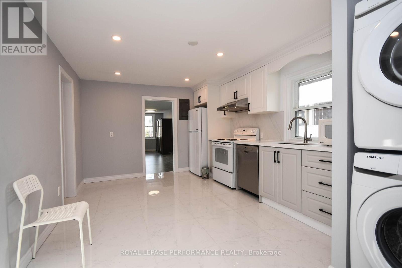 Unit 2 - 296 Altha Avenue, Ottawa, Ontario  K1L 7C5 - Photo 5 - X12330638