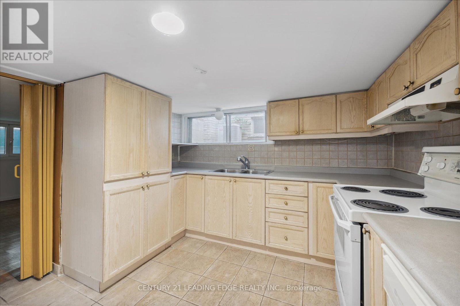 127 Glen Park Avenue, Toronto, Ontario  M6B 2C6 - Photo 29 - C12330554