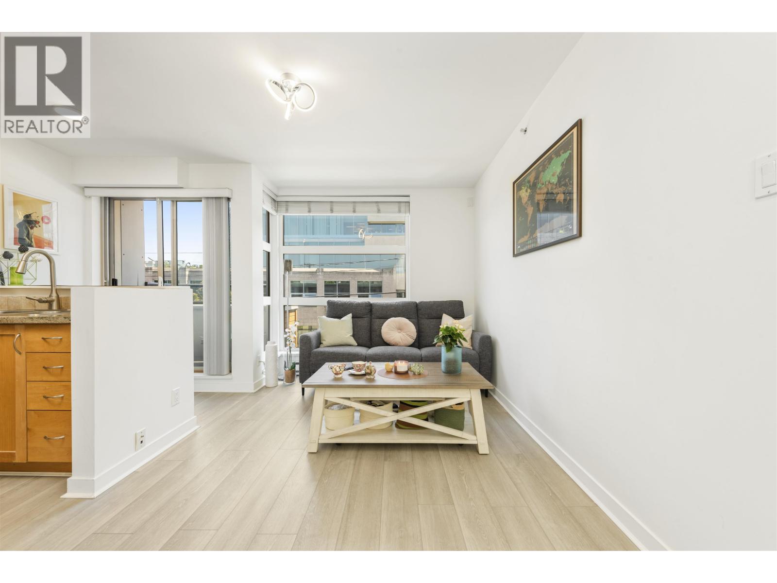 Property at 11 618 W 6TH AVENUE image 3