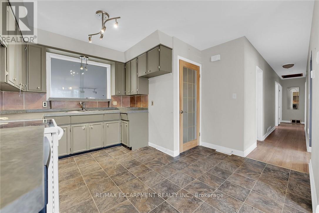 9 Gavin Drive, St. Catharines, Ontario  L2M 2X4 - Photo 8 - X12330520
