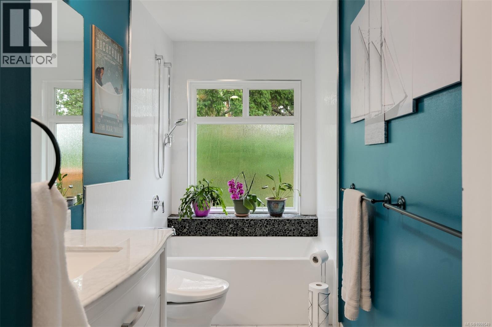 Property at 889 McAdam Pl image 2