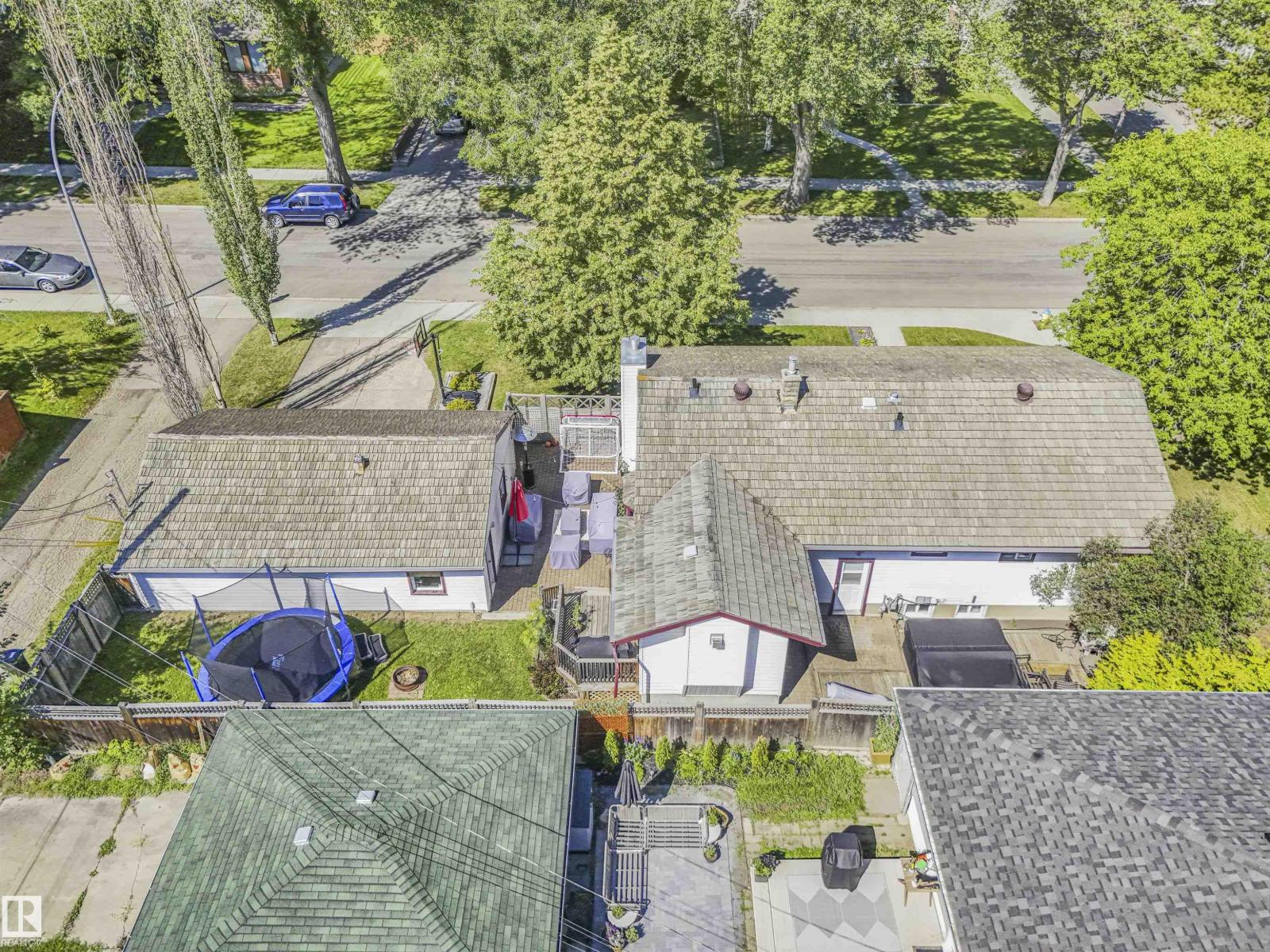 Property at 9573 83 ST NW image 3