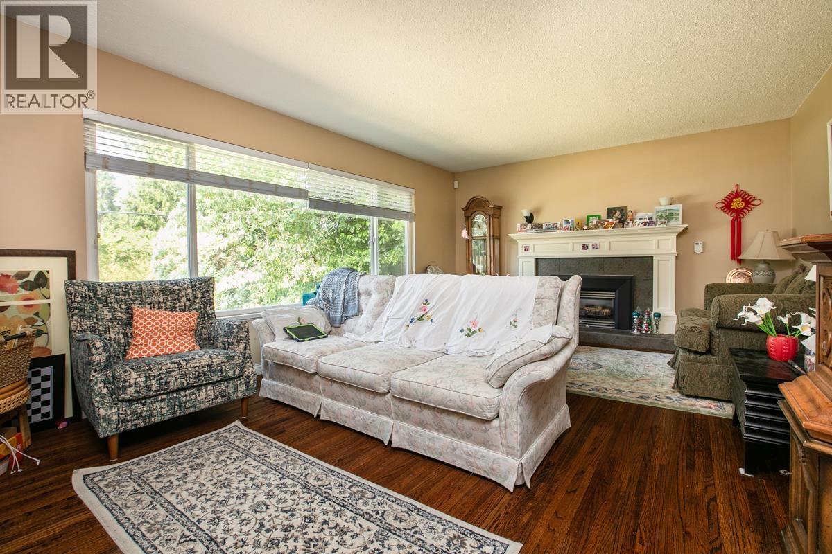 Property at 1022 53A STREET image 4