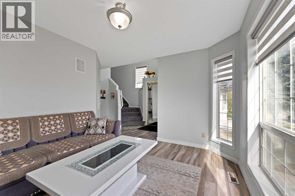 Property at 14 Tarington Park NE image 4