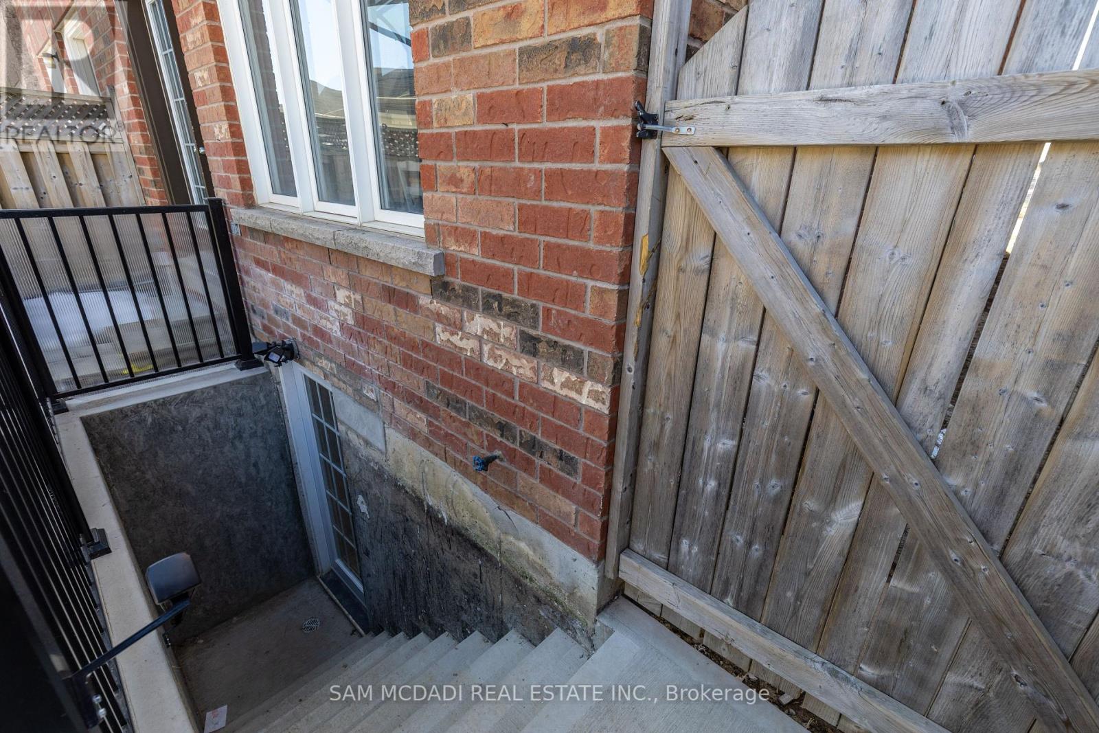 5489 Festival Drive, Mississauga, Ontario  L5M 0G6 - Photo 3 - W12264039