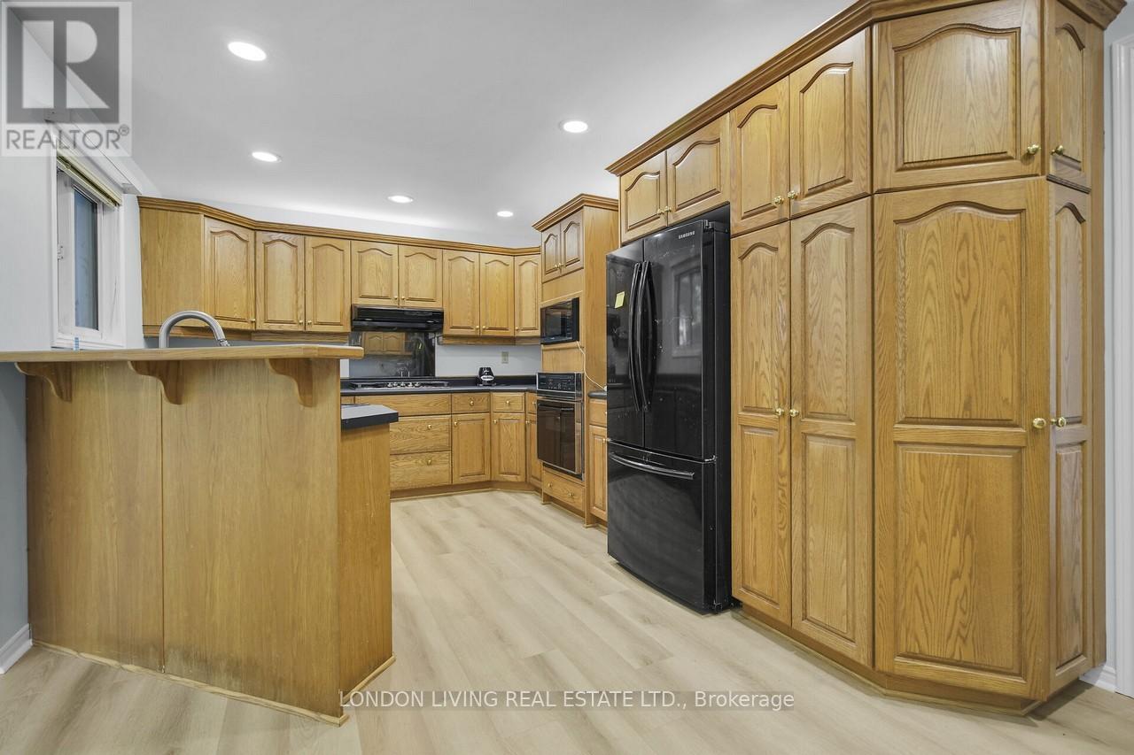 80 Rollscourt Place, London North, Ontario  N6G 1M2 - Photo 6 - X12330950