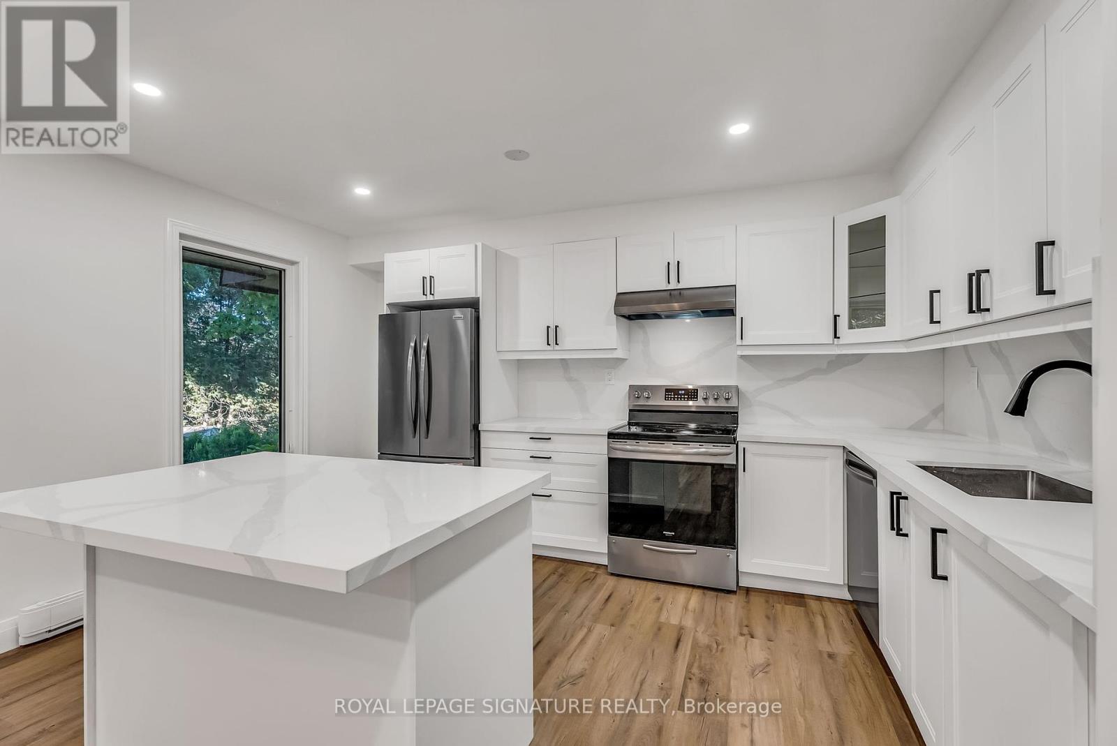 27 Tulip Street, Oakville, Ontario  L6L 3V3 - Photo 11 - W12330891