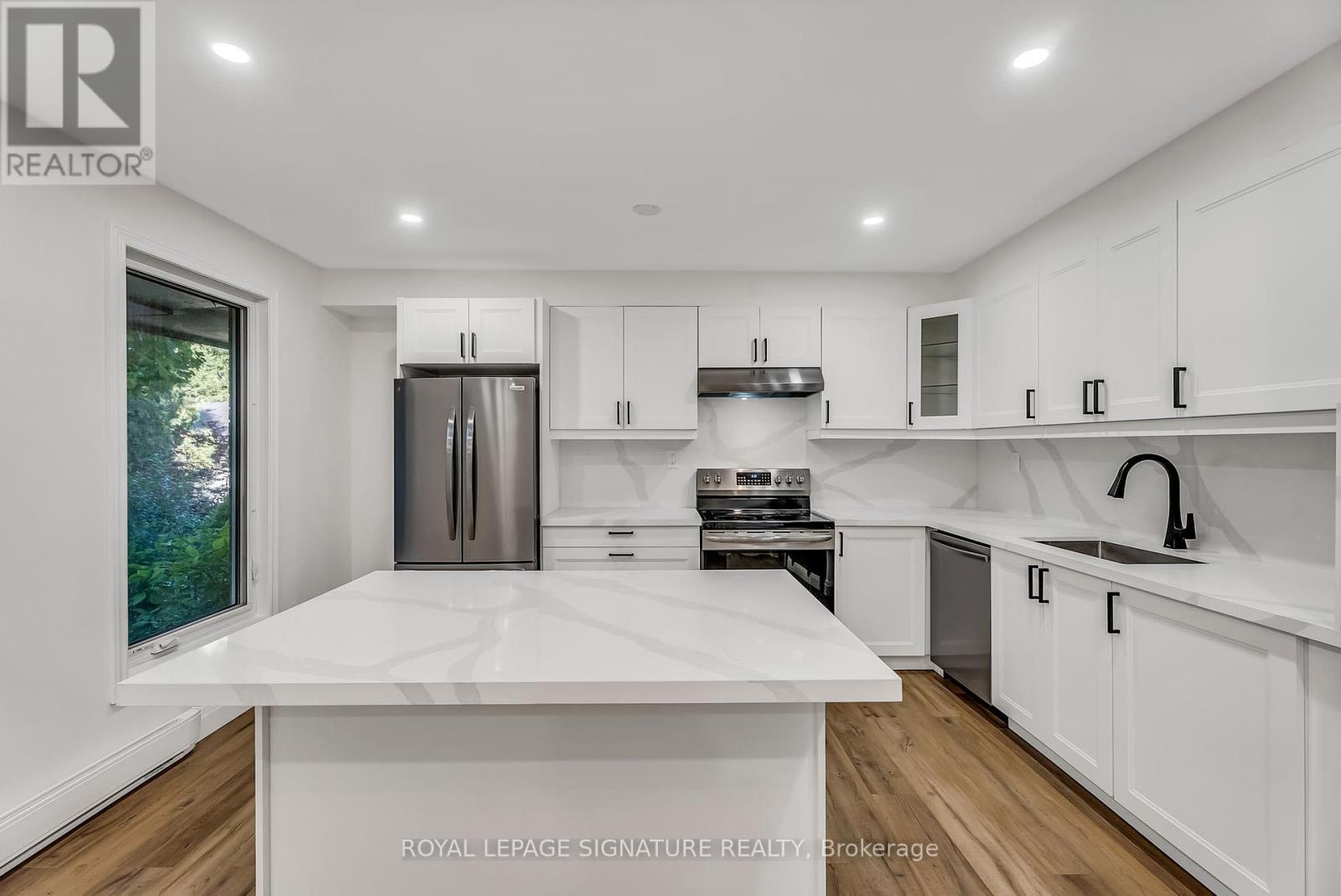 27 Tulip Street, Oakville, Ontario  L6L 3V3 - Photo 12 - W12330891