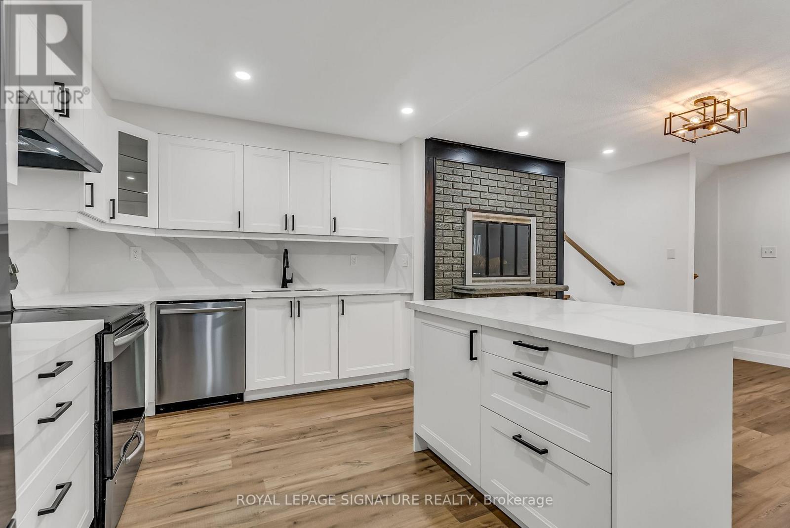 27 Tulip Street, Oakville, Ontario  L6L 3V3 - Photo 13 - W12330891