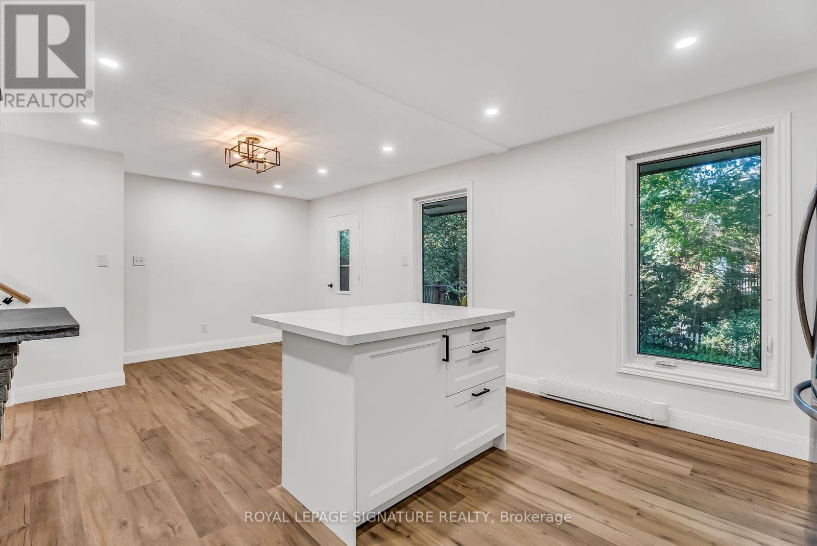 27 Tulip Street, Oakville, Ontario  L6L 3V3 - Photo 14 - W12330891