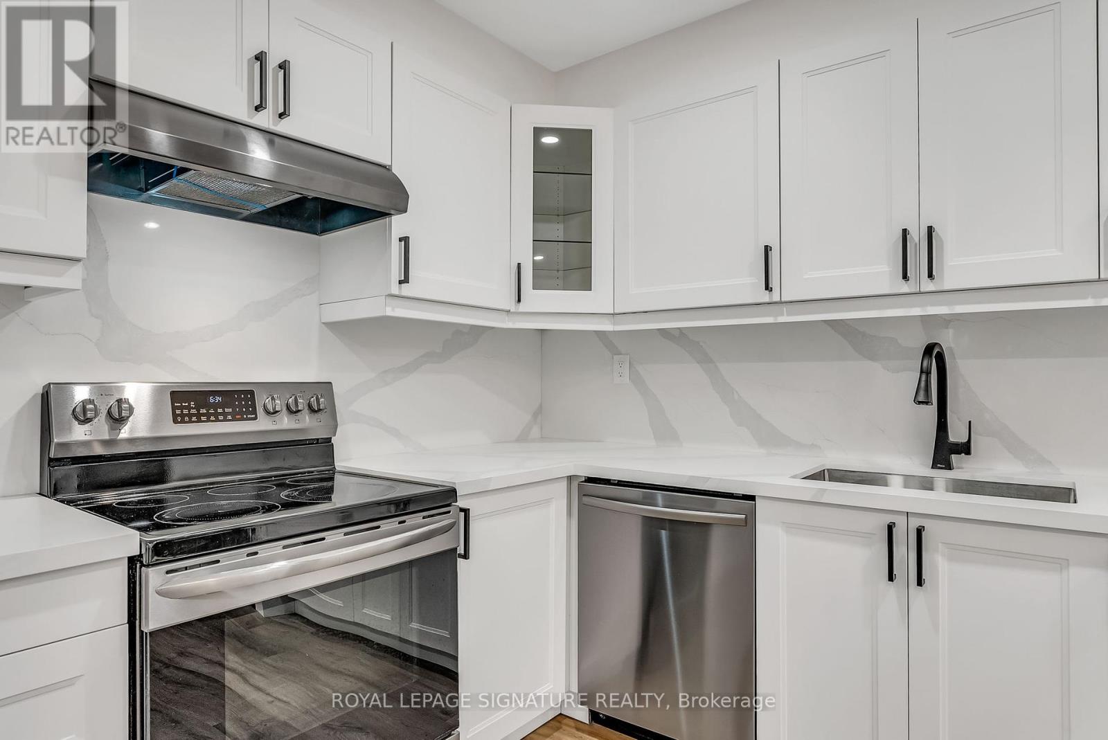27 Tulip Street, Oakville, Ontario  L6L 3V3 - Photo 15 - W12330891