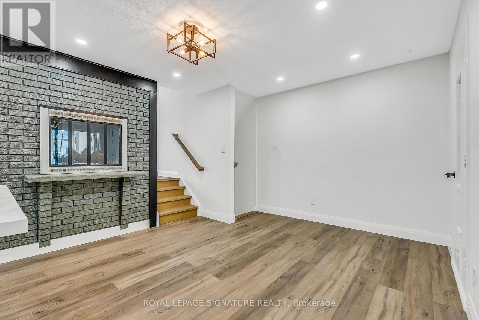 27 Tulip Street, Oakville, Ontario  L6L 3V3 - Photo 8 - W12330891