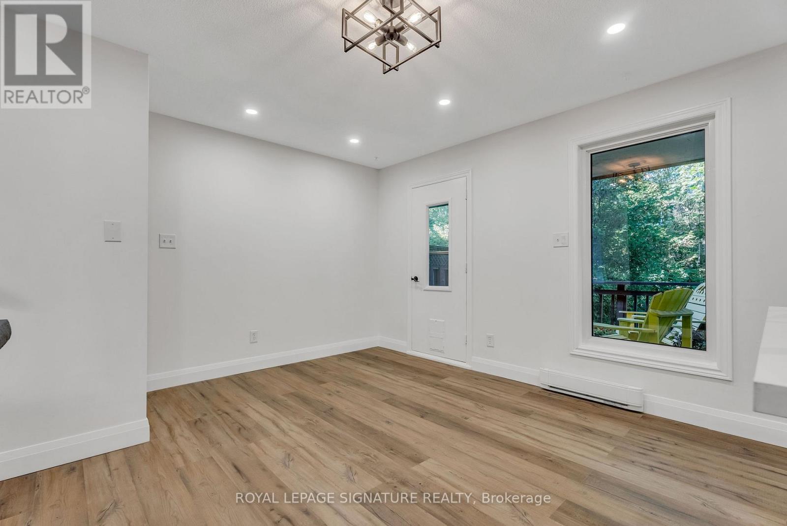 27 Tulip Street, Oakville, Ontario  L6L 3V3 - Photo 9 - W12330891