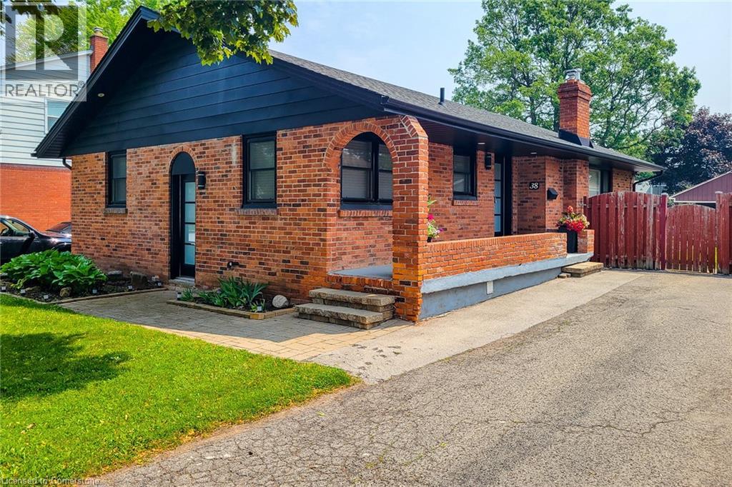 38 Stewart Street, Grimsby, Ontario  L3M 3M8 - Photo 2 - 40748150