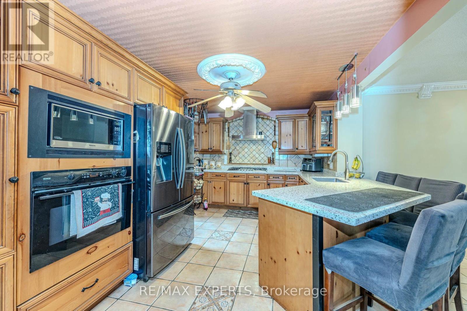 8 Easton Place, Brampton, Ontario  L6T 2A7 - Photo 10 - W12331071