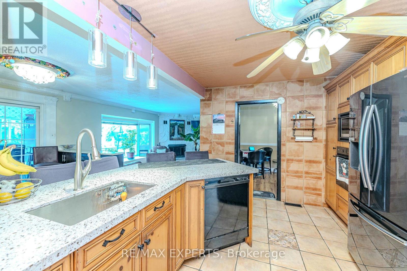 8 Easton Place, Brampton, Ontario  L6T 2A7 - Photo 11 - W12331071