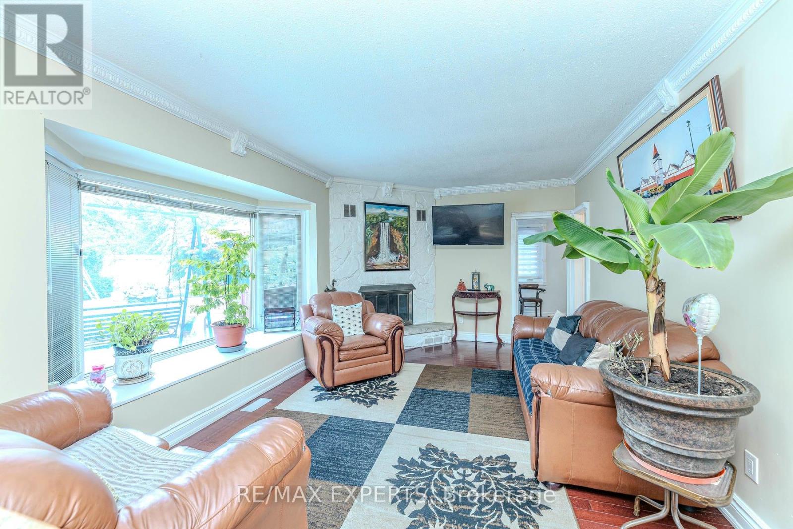 8 Easton Place, Brampton, Ontario  L6T 2A7 - Photo 13 - W12331071