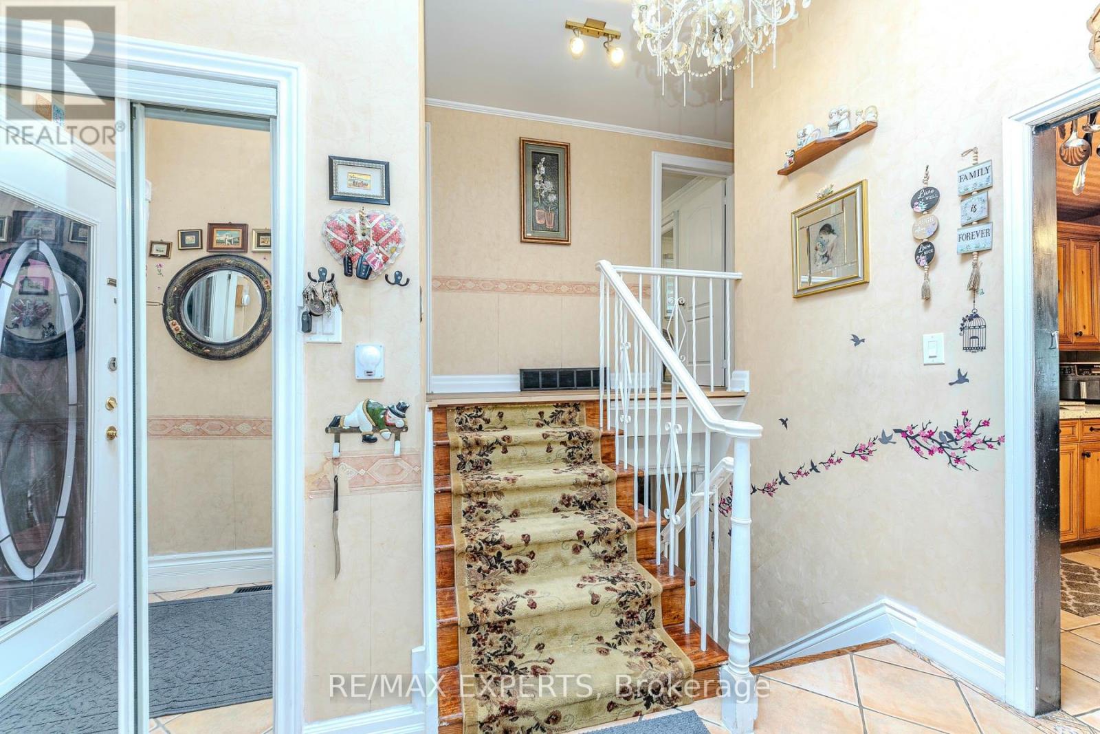 8 Easton Place, Brampton, Ontario  L6T 2A7 - Photo 18 - W12331071