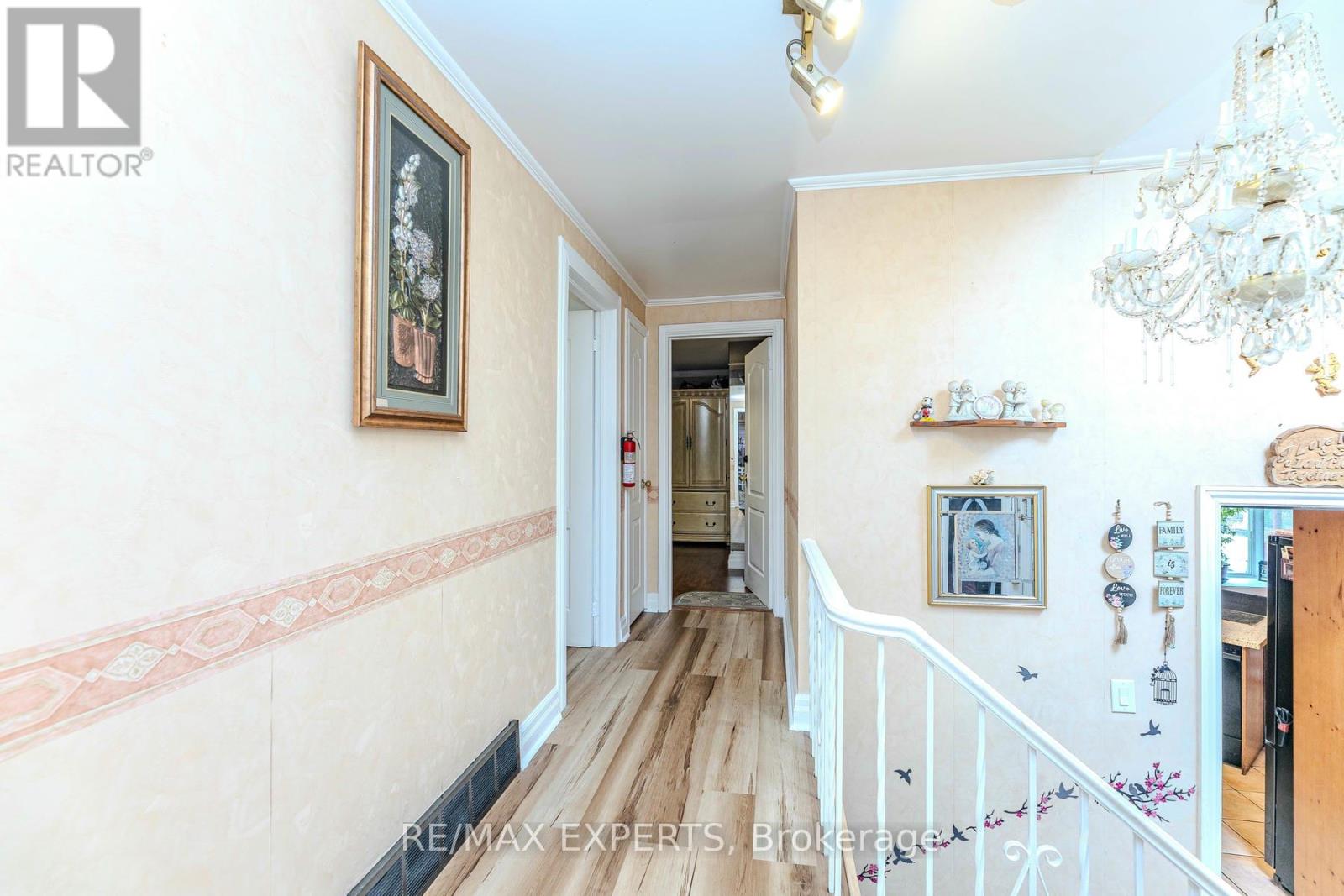 8 Easton Place, Brampton, Ontario  L6T 2A7 - Photo 19 - W12331071