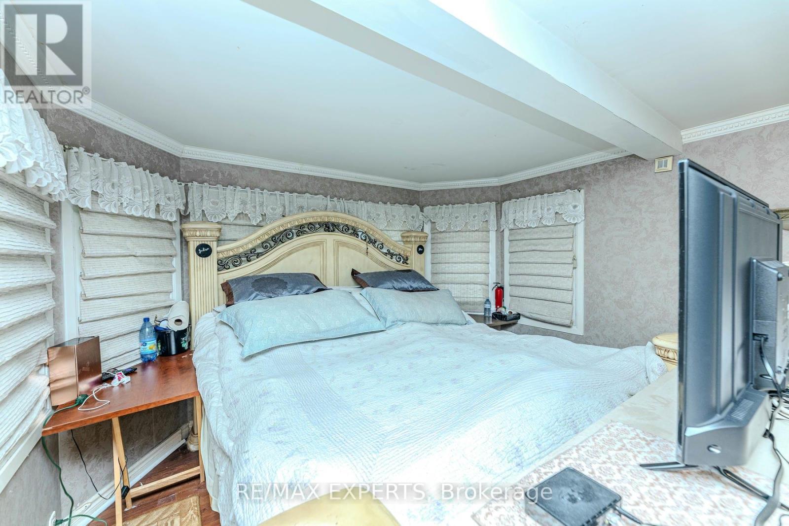 8 Easton Place, Brampton, Ontario  L6T 2A7 - Photo 20 - W12331071