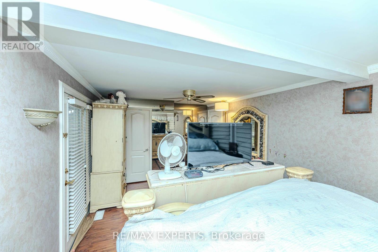8 Easton Place, Brampton, Ontario  L6T 2A7 - Photo 21 - W12331071
