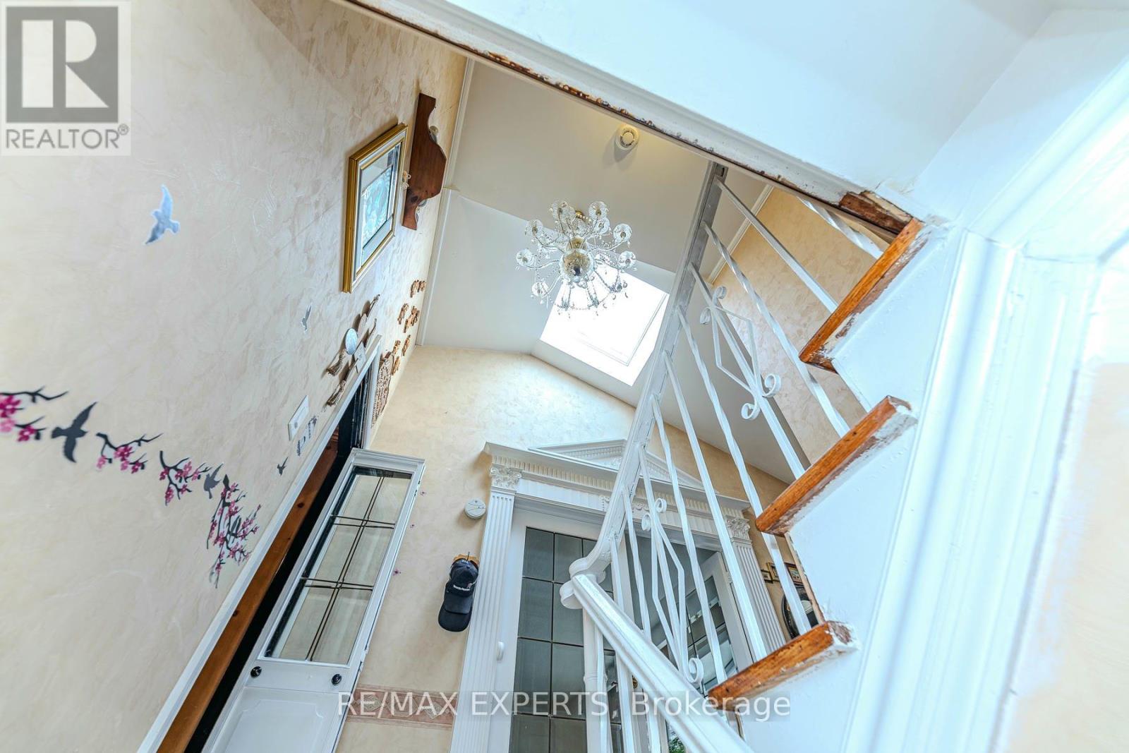 8 Easton Place, Brampton, Ontario  L6T 2A7 - Photo 32 - W12331071