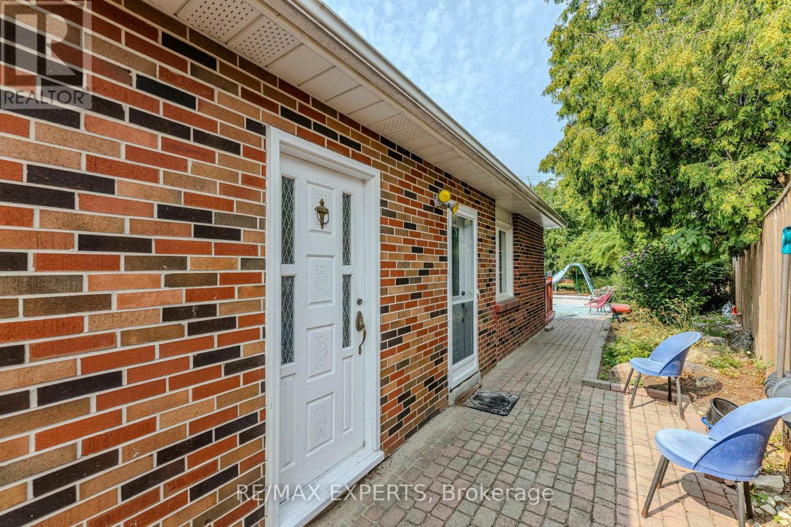 8 Easton Place, Brampton, Ontario  L6T 2A7 - Photo 46 - W12331071