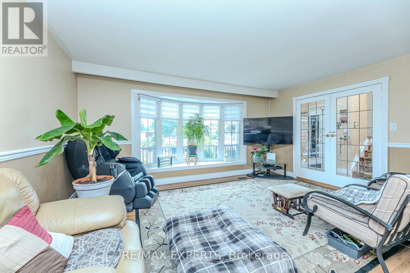 8 Easton Place, Brampton, Ontario  L6T 2A7 - Photo 6 - W12331071
