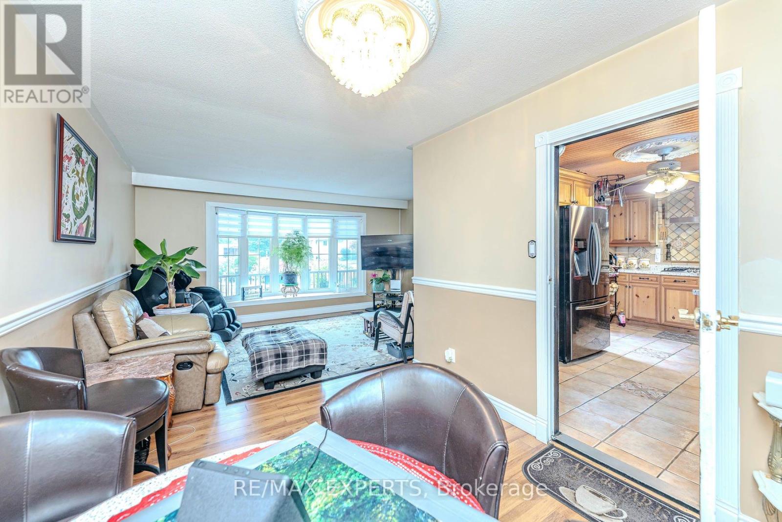 8 Easton Place, Brampton, Ontario  L6T 2A7 - Photo 7 - W12331071