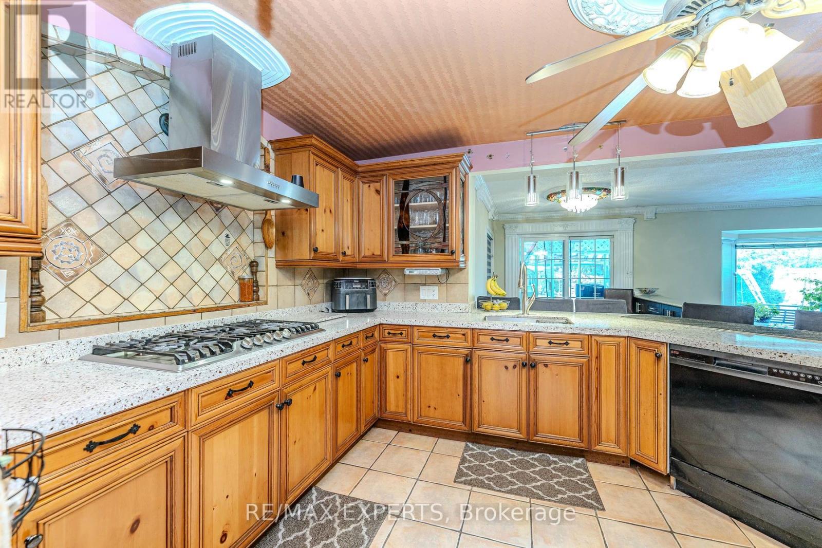 8 Easton Place, Brampton, Ontario  L6T 2A7 - Photo 8 - W12331071
