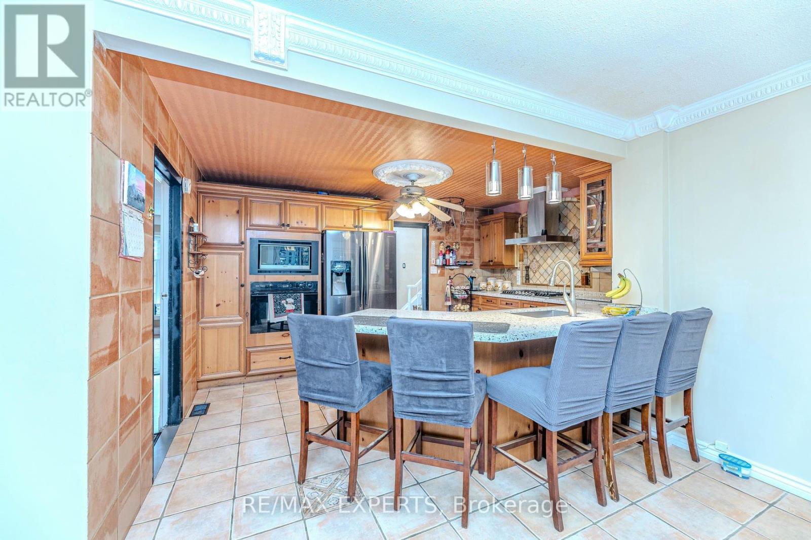8 Easton Place, Brampton, Ontario  L6T 2A7 - Photo 9 - W12331071