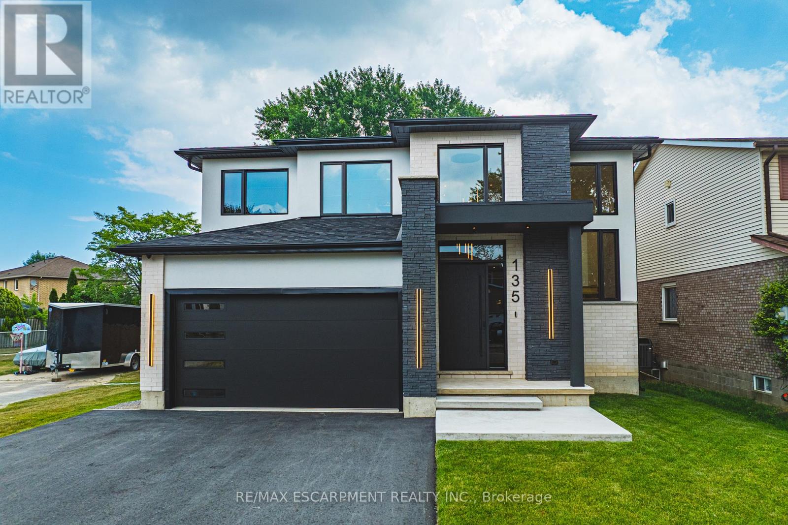 135 ELEANOR AVENUE, Hamilton, Ontario