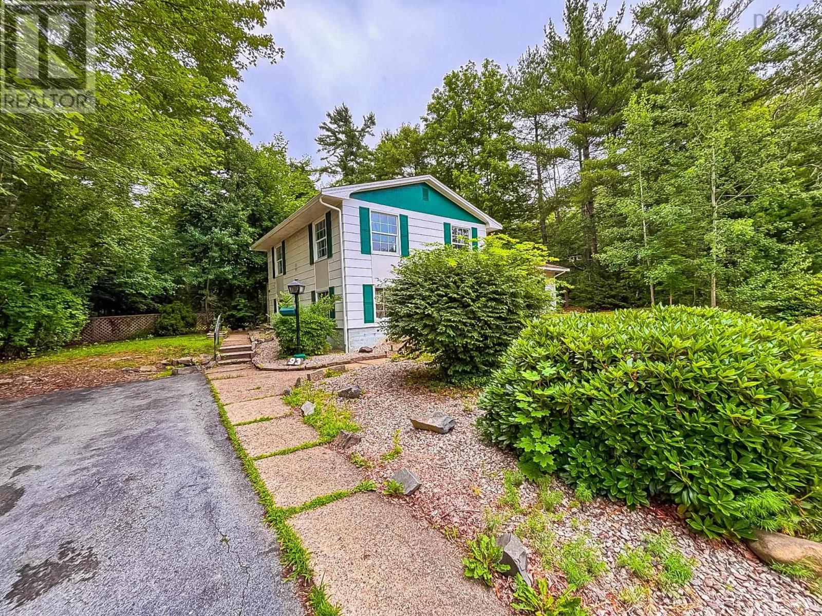 93 Parkdale Avenue, Bridgewater, Nova Scotia  B4V 1L8 - Photo 3 - 202508153