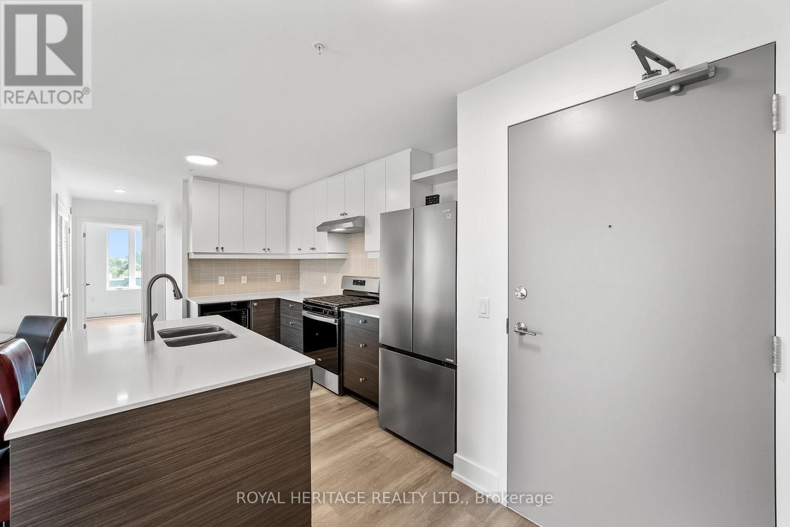402 - 19b West Street N, Kawartha Lakes, Ontario  K0M 1N0 - Photo 5 - X12302232