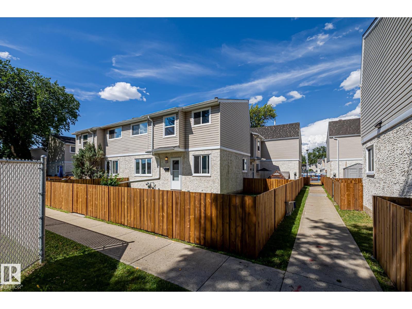 2b Clareview Vg Nw, Edmonton, Alberta  T5A 3P2 - Photo 3 - E4451735