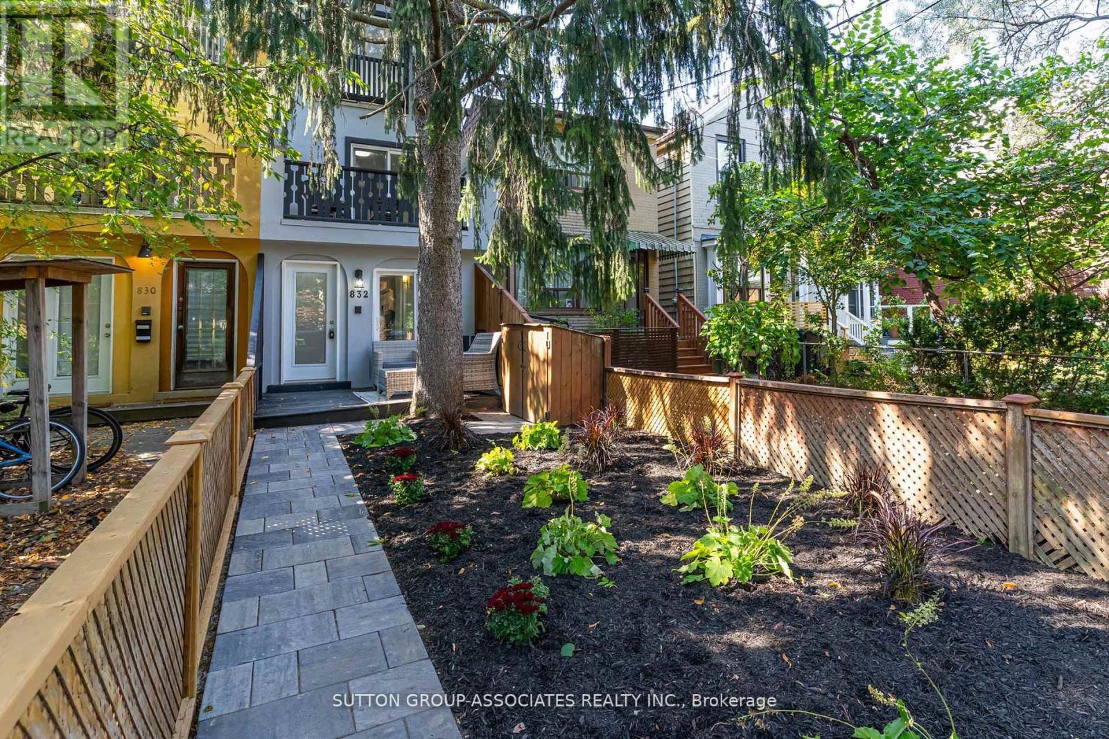 832 Manning Avenue, Toronto, Ontario  M6G 2W8 - Photo 1 - C12331170