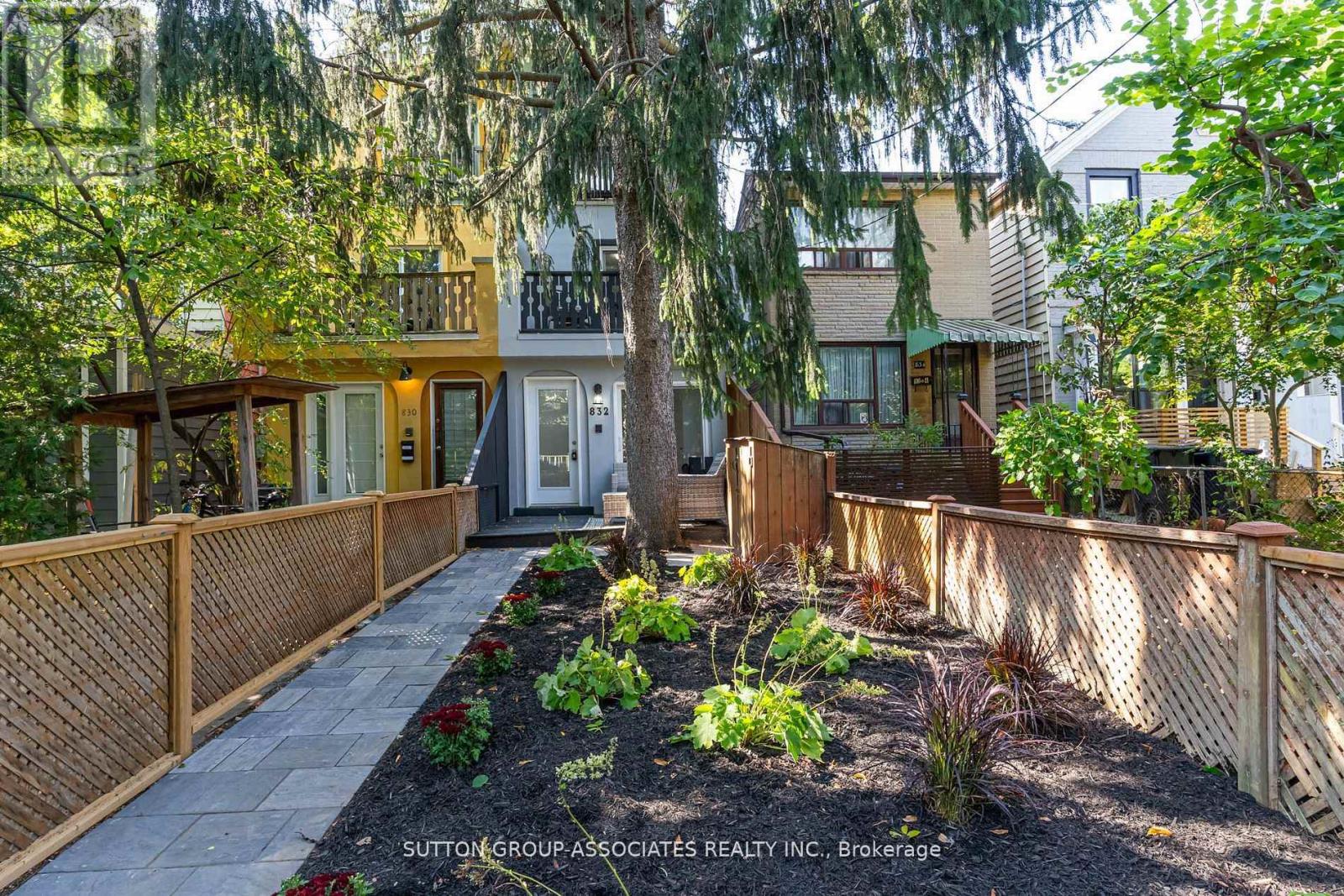 832 Manning Avenue, Toronto, Ontario  M6G 2W8 - Photo 2 - C12331170