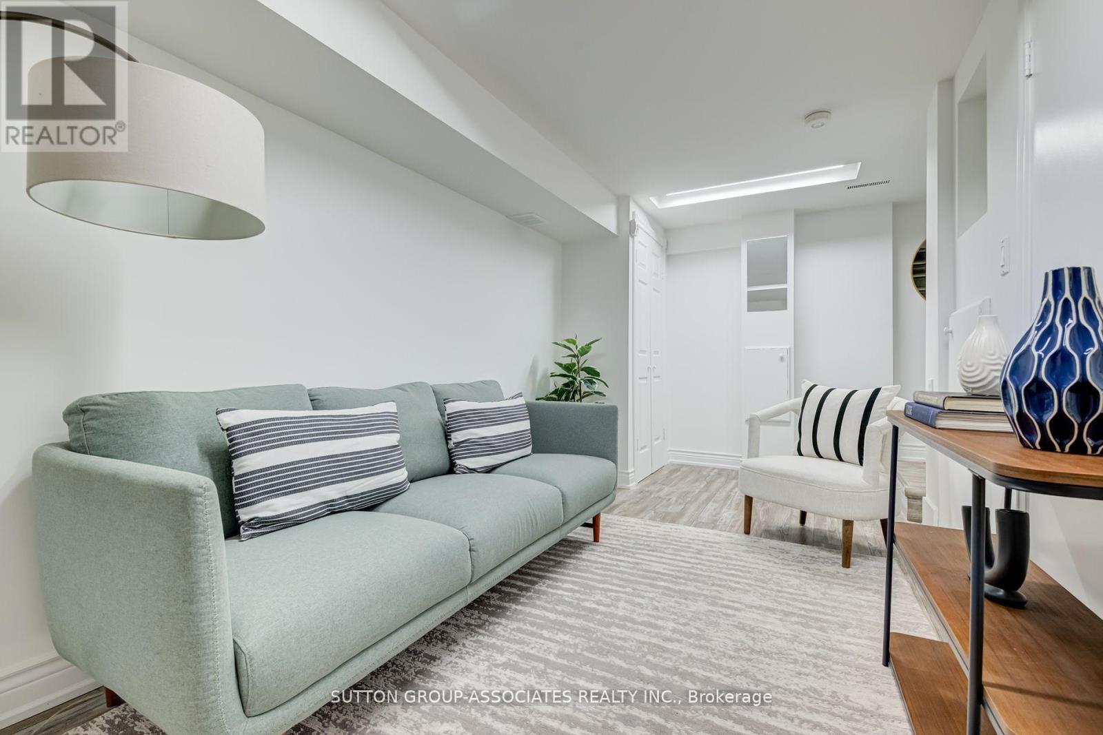 832 Manning Avenue, Toronto, Ontario  M6G 2W8 - Photo 28 - C12331170