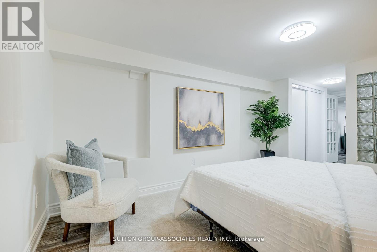 832 Manning Avenue, Toronto, Ontario  M6G 2W8 - Photo 30 - C12331170