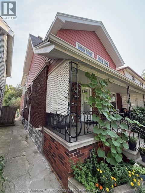 966 Bruce Avenue, Windsor, Ontario  N9A 4X7 - Photo 2 - 25020032