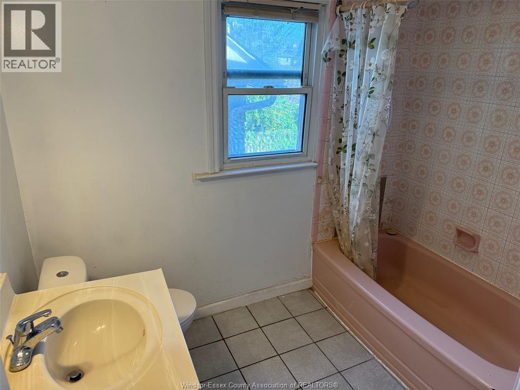 966 Bruce Avenue, Windsor, Ontario  N9A 4X7 - Photo 9 - 25020032